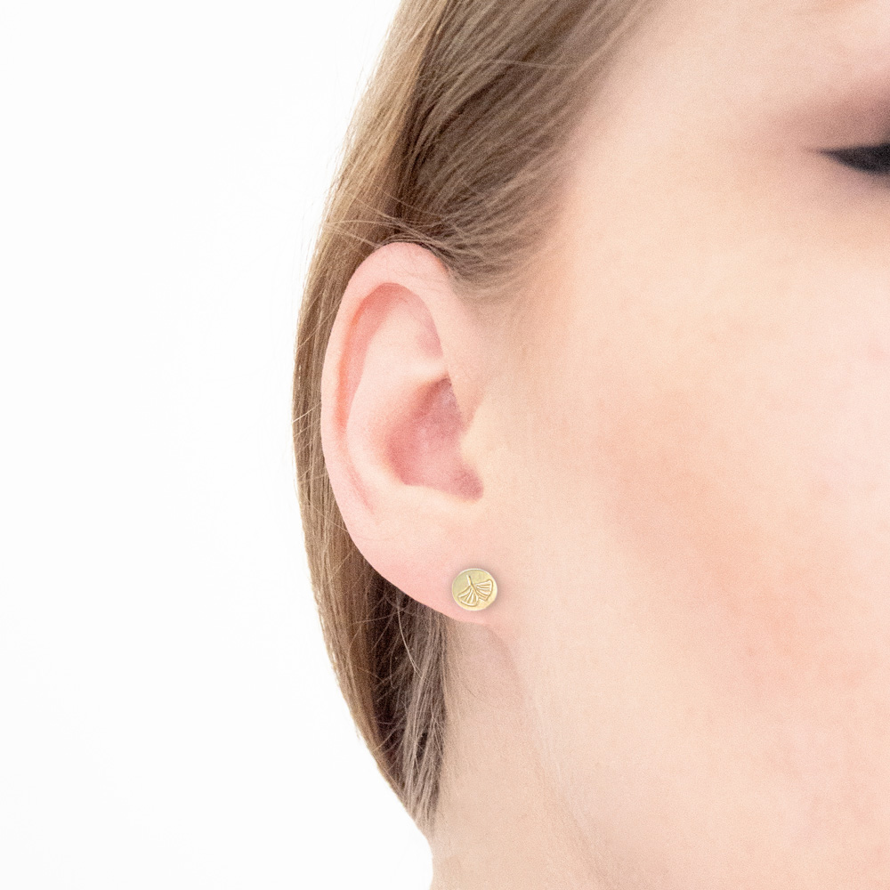 Gold Ohrringe 8kt mit handgraviertem Ginkgo-Blatt – Studio4L Fine Jewelry, personalisierbare Schmuckstücke