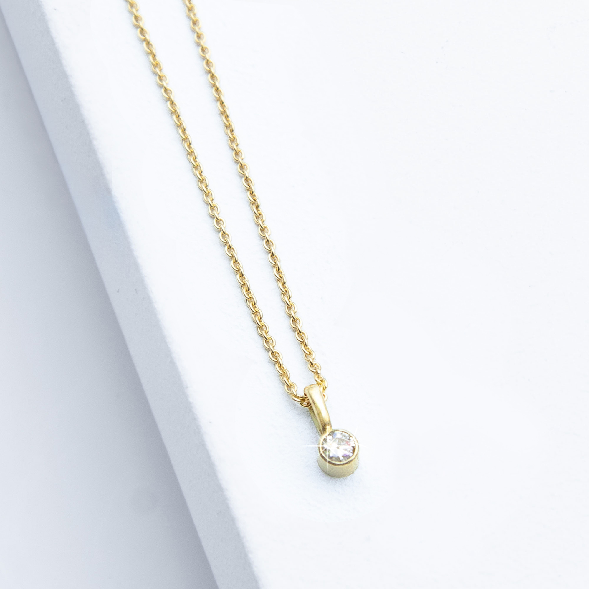 Handgefertigte Diamantkette aus 14 kt Gelbgold von Studio 4L mit 0,1 ct Labordiamant in Zargenfassung, 45 cm Ankerkette, 1,1 mm Stärke.