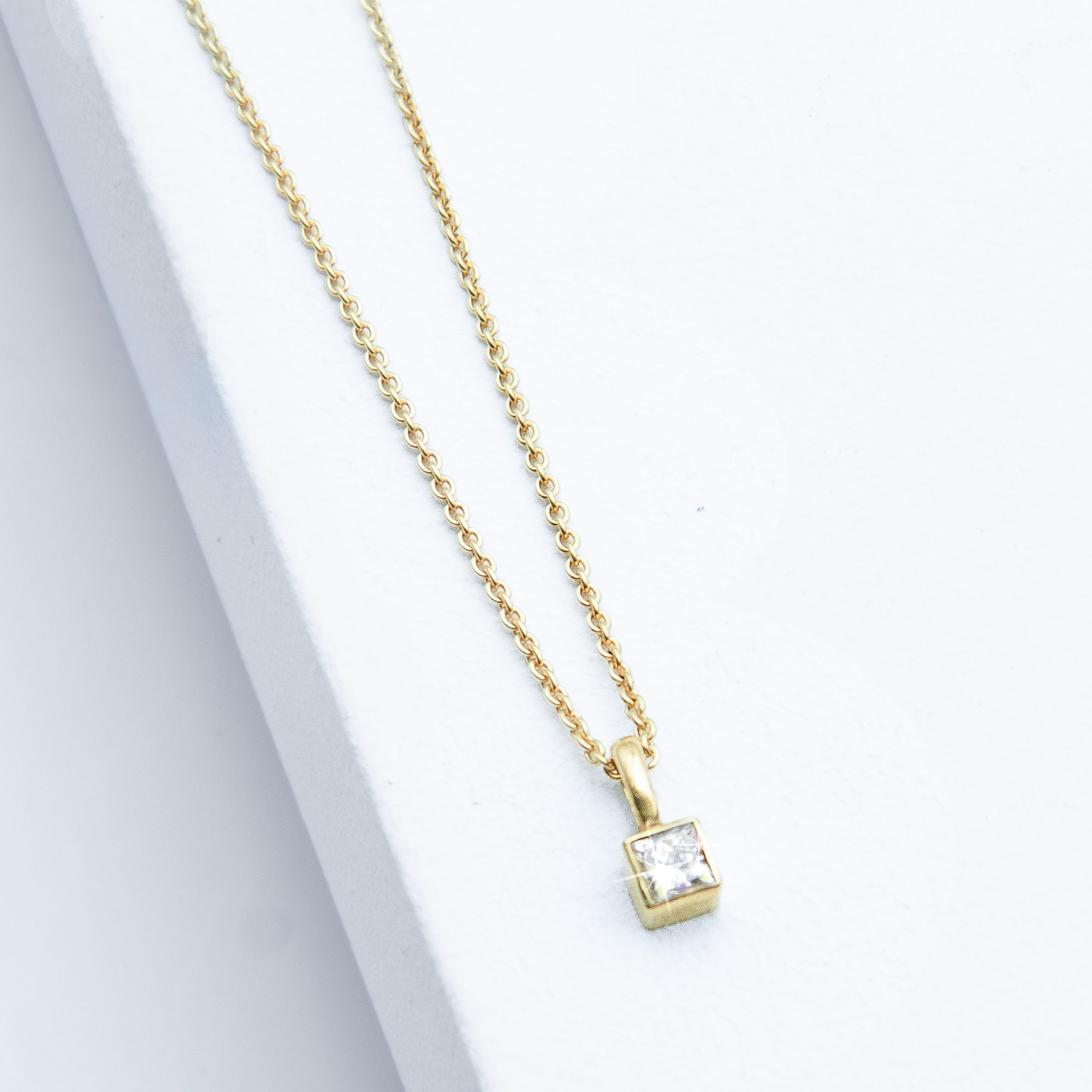 Handgefertigte Diamantkette aus 14 kt Gelbgold von Studio 4L mit 0,19 ct Labordiamant Carre in Zargenfassung, 45 cm Ankerkette, 1,1 mm Stärke.