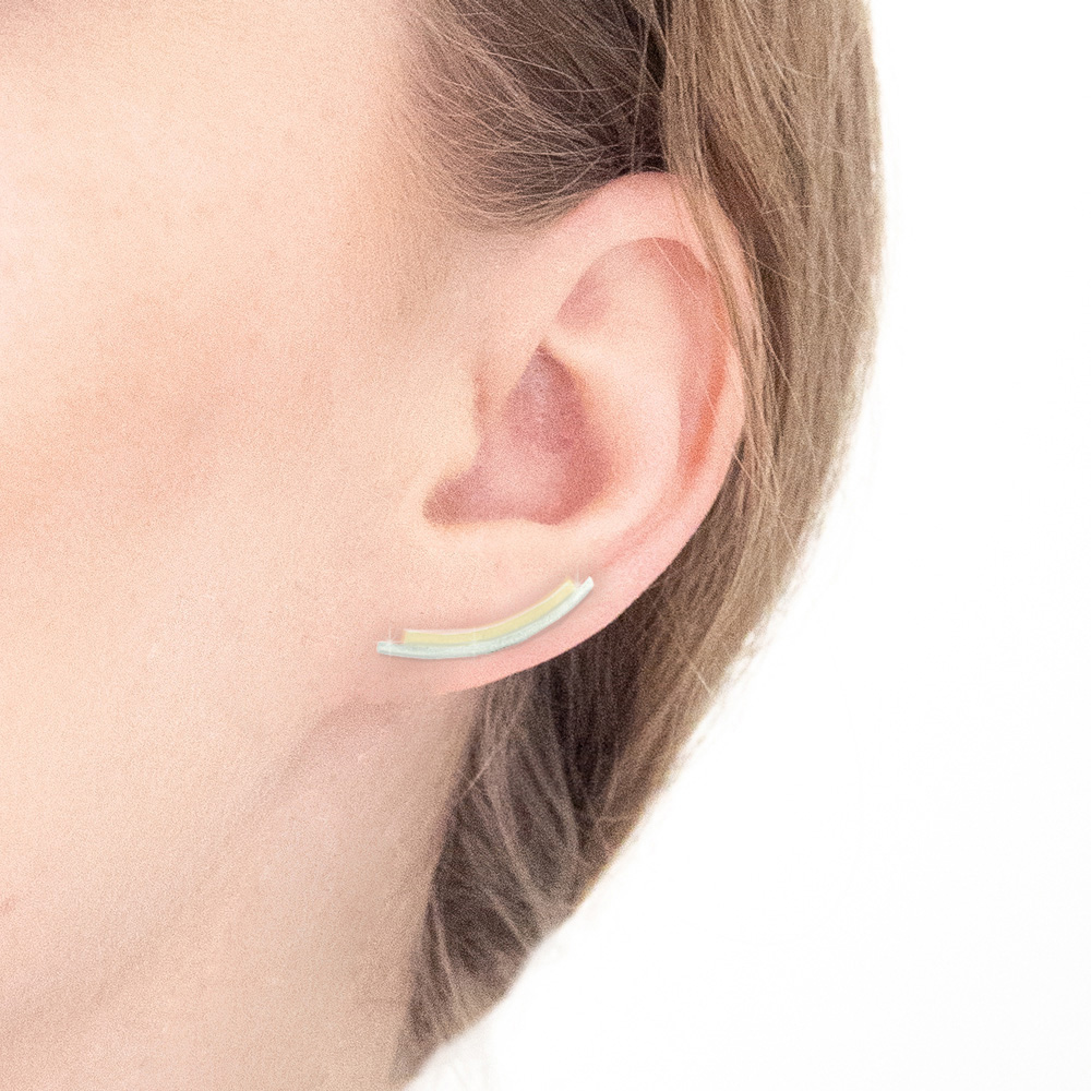 Earclimber Lines Gold und Silber am Ohr getragen – geschwungener Bicolor-Earclimber aus 333er Gold und 925er Silber, der der Ohrform folgt