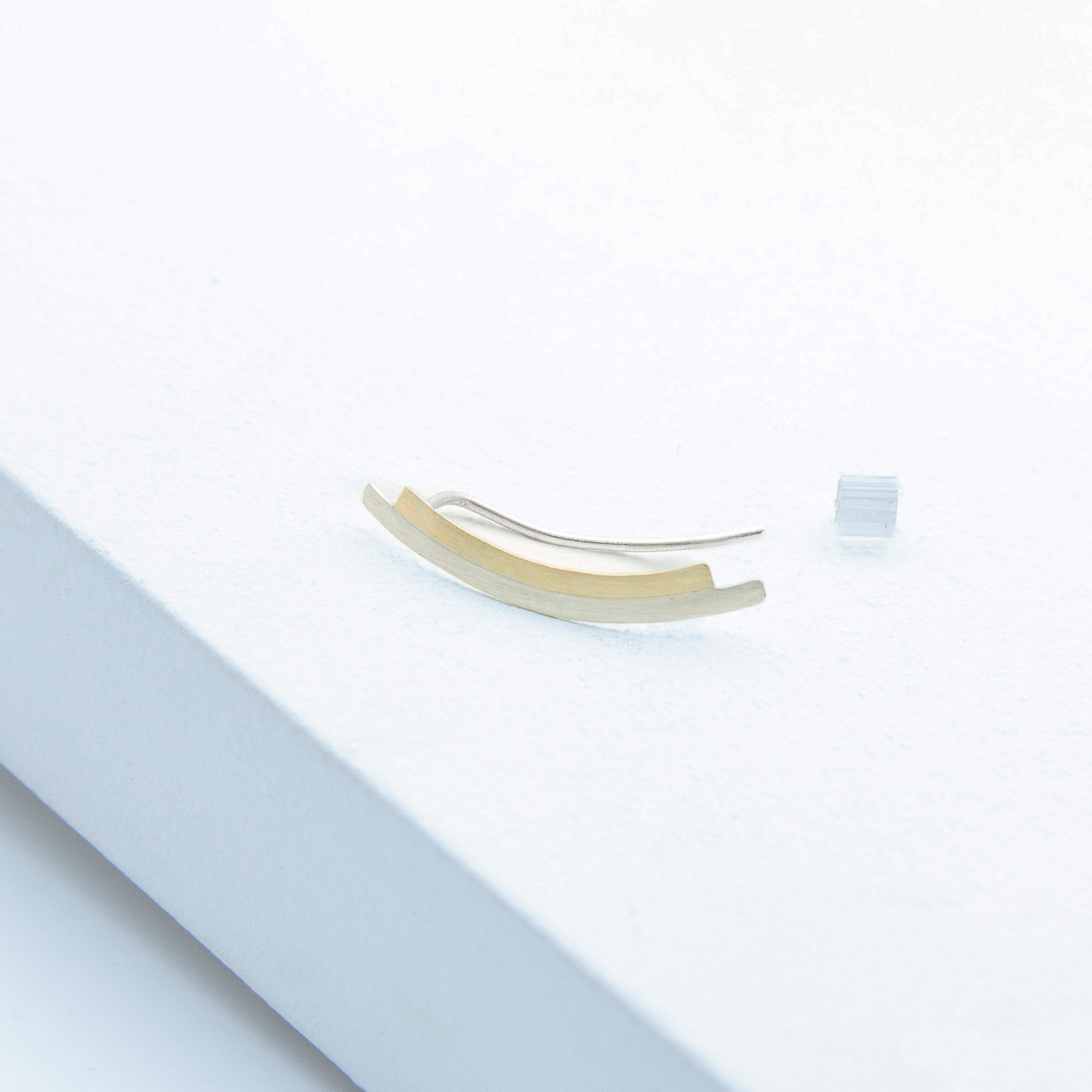 Earclimber Lines aus 333er Gold und 925er Silber – geschwungener Bicolor-Ohrring handgefertigt, rechtes Ohr