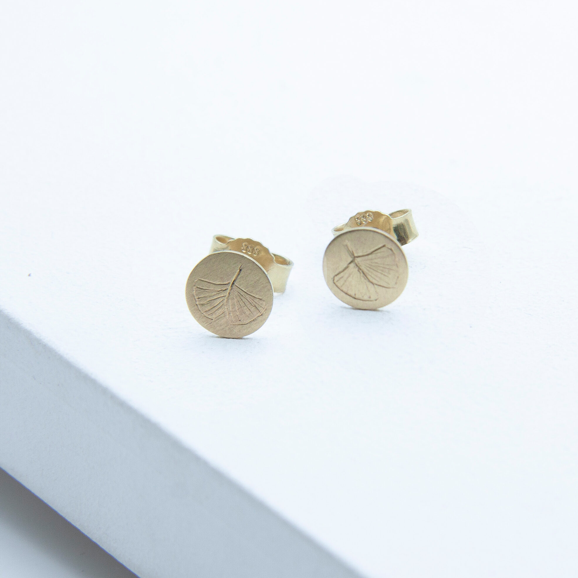 Gold Ohrringe 8kt mit handgraviertem Ginkgo-Blatt – Studio4L Fine Jewelry, personalisierbare Schmuckstücke