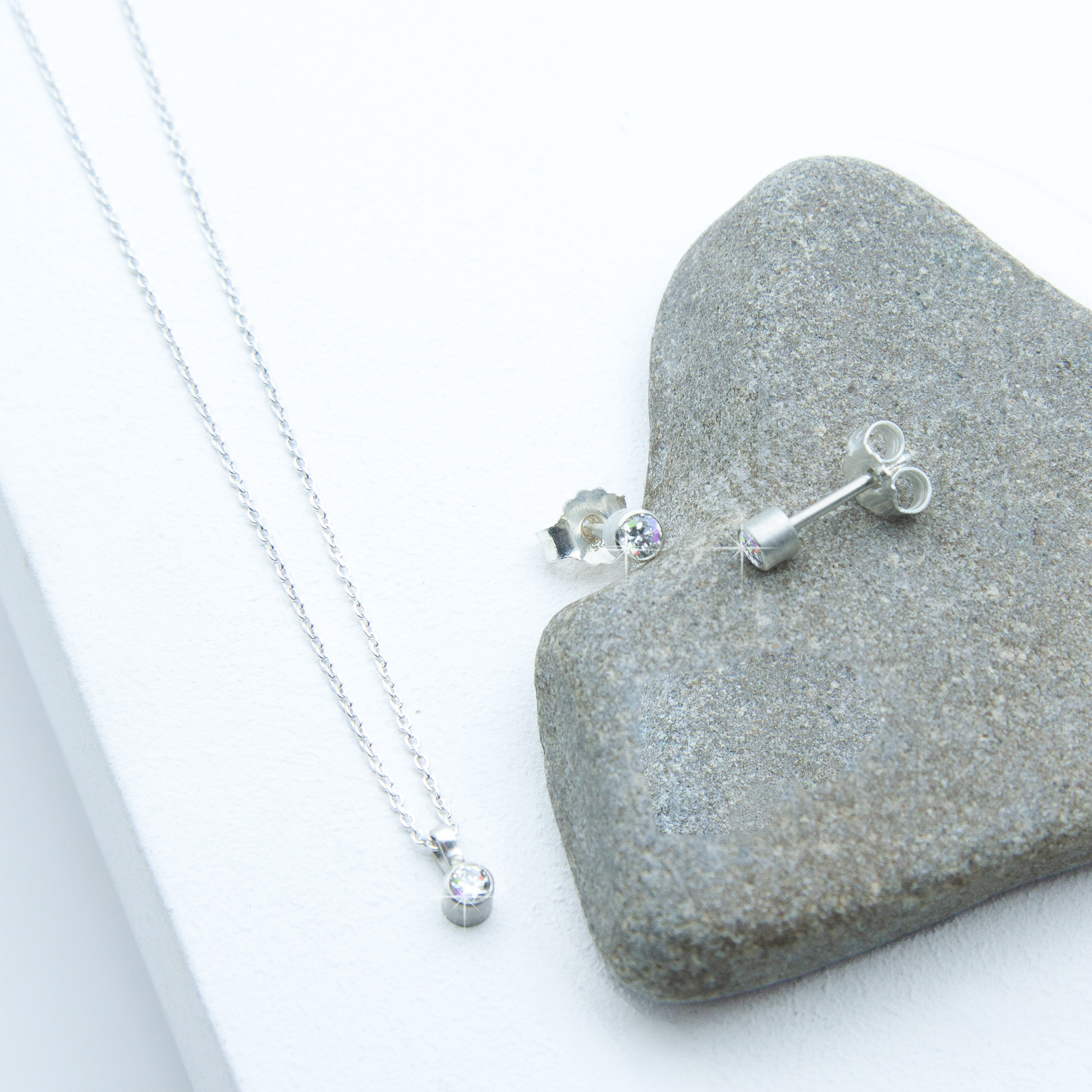 Schmuckset aus Silber mit insgesamt 0,3 ct Labordiamanten – handgefertigte Kette mit 0,1 ct und Ohrringe mit je 0,1 ct in runder Zargenfassung von Studio 4L.