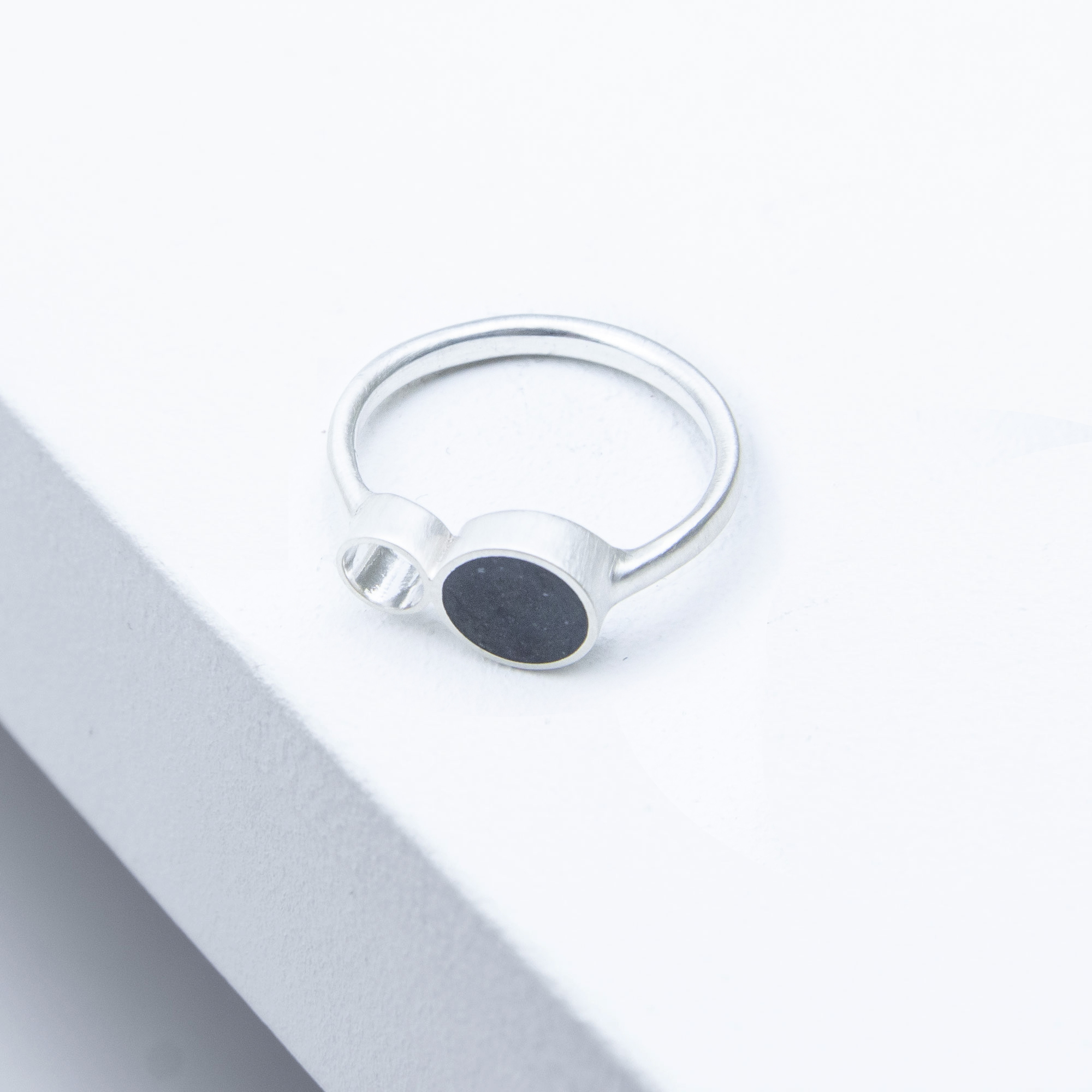 Handgefertigter 925er Silberring mit offenem Kreisdesign und Betonfüllung – moderner Statement Ring für Damen.