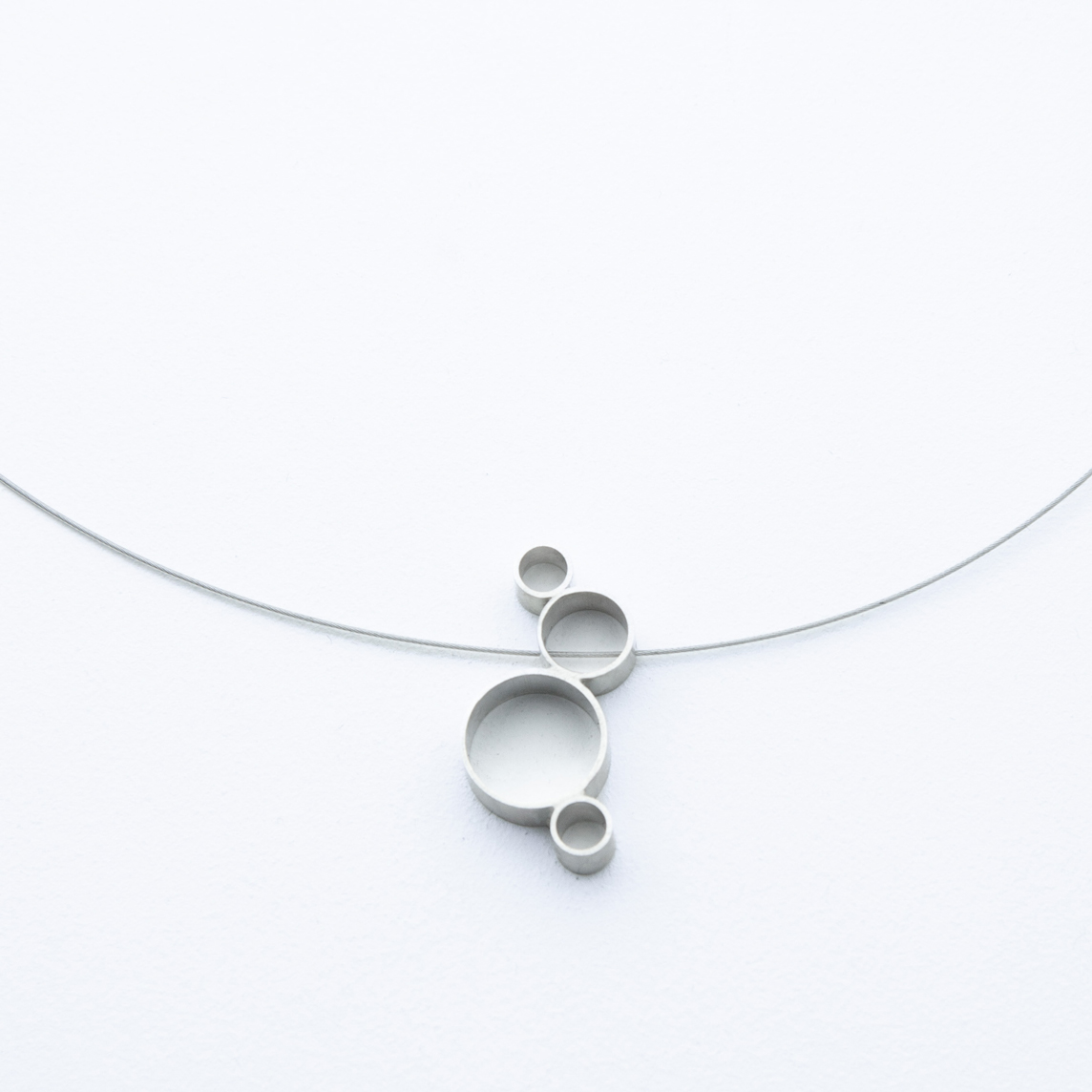 Silberschmuck von Studio 4L. Kollier Circles Silber.