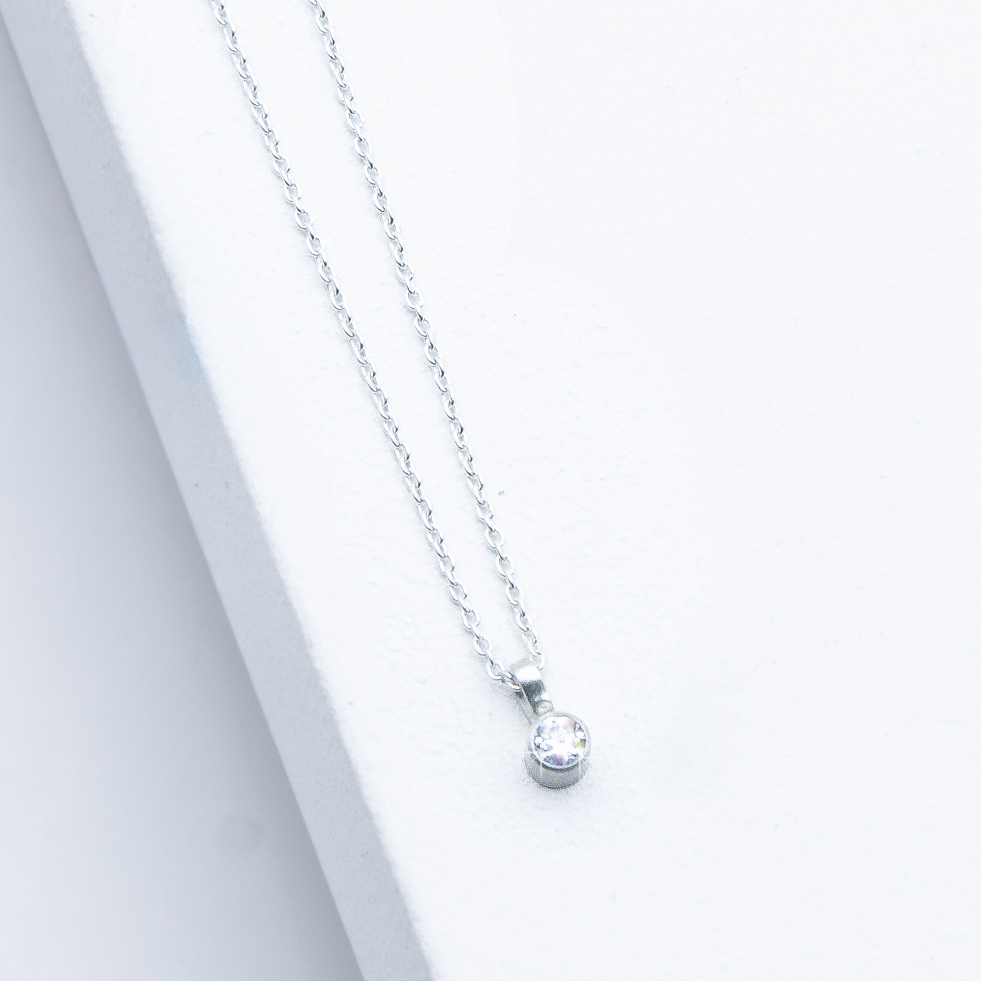 Handgefertigte Diamantkette aus Silber von Studio 4L mit 0,1 ct Labordiamant in runder Zargenfassung, 45 cm Ankerkette.