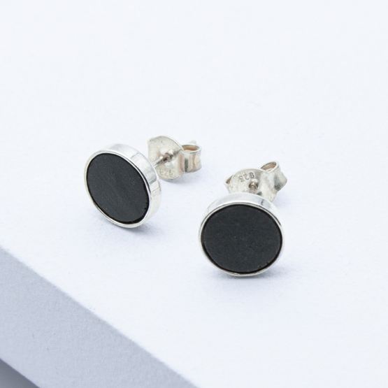 Betonschmuck von Studio 4L. Ohrstecker R20 in Silber.