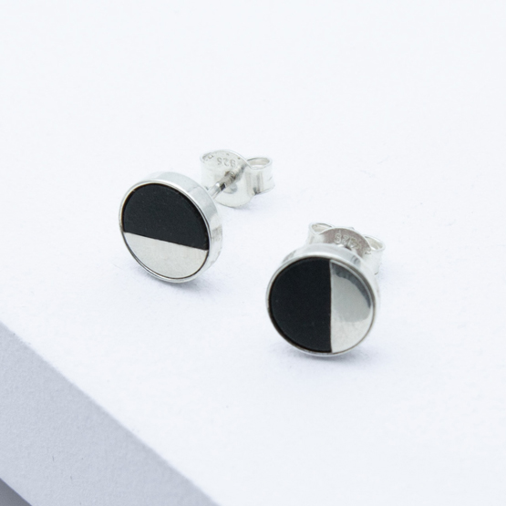Betonschmuck von Studio 4L. Ohrstecker R21 in Silber Schwarz.