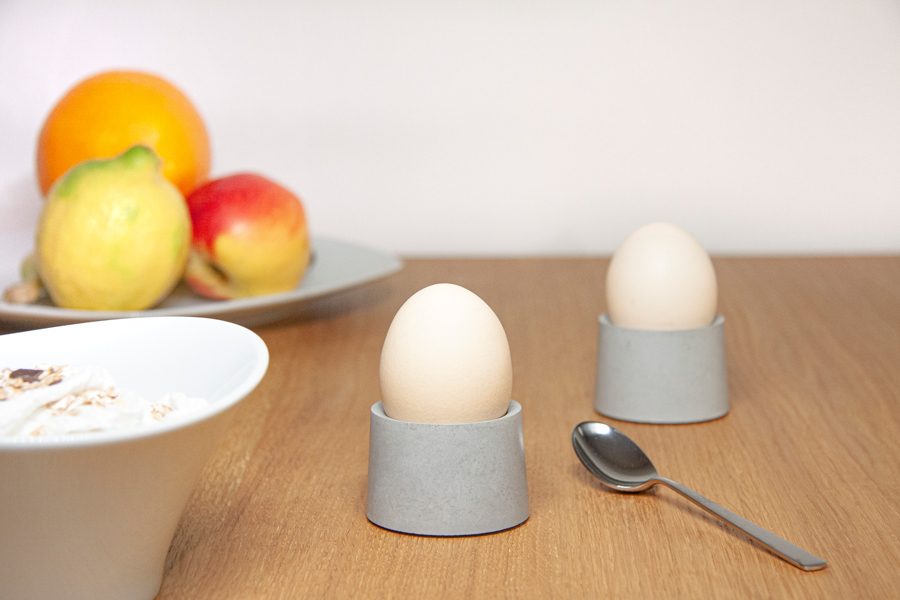 Handgefertigter Eierbecher Eddy R aus der Studio 4L Betonmanufaktur. Einzigartige Betonaccessoires.