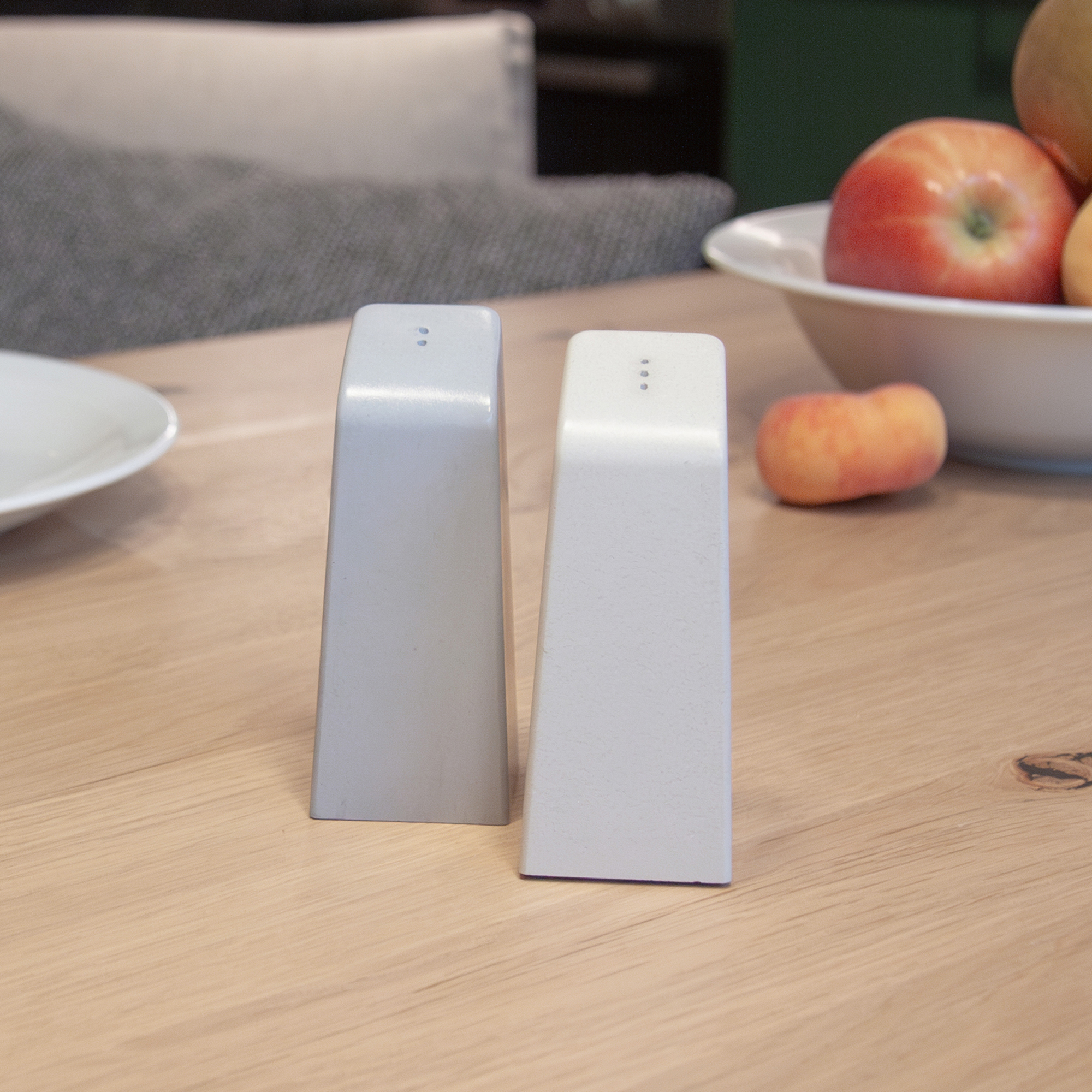 Wohnaccessoires aus der Studio 4L Betonmanufaktur. Salz- und Pfefferstreuer Pepe in Schwarz.