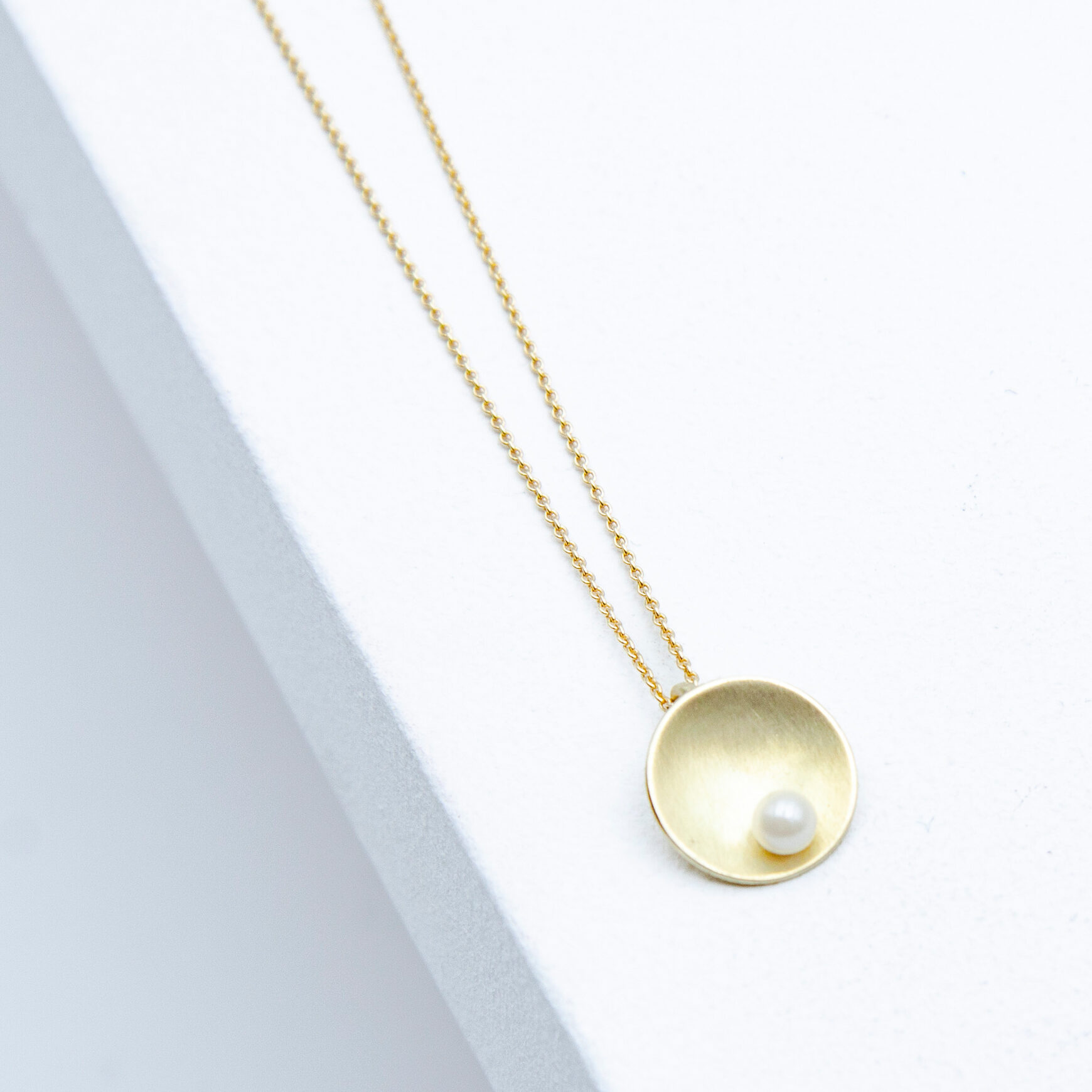 Kette Shell Gold Akoya aus 585er Gelbgold mit weißer Akoya-Perle, runder mattierter Anhänger, 10 mm Durchmesser