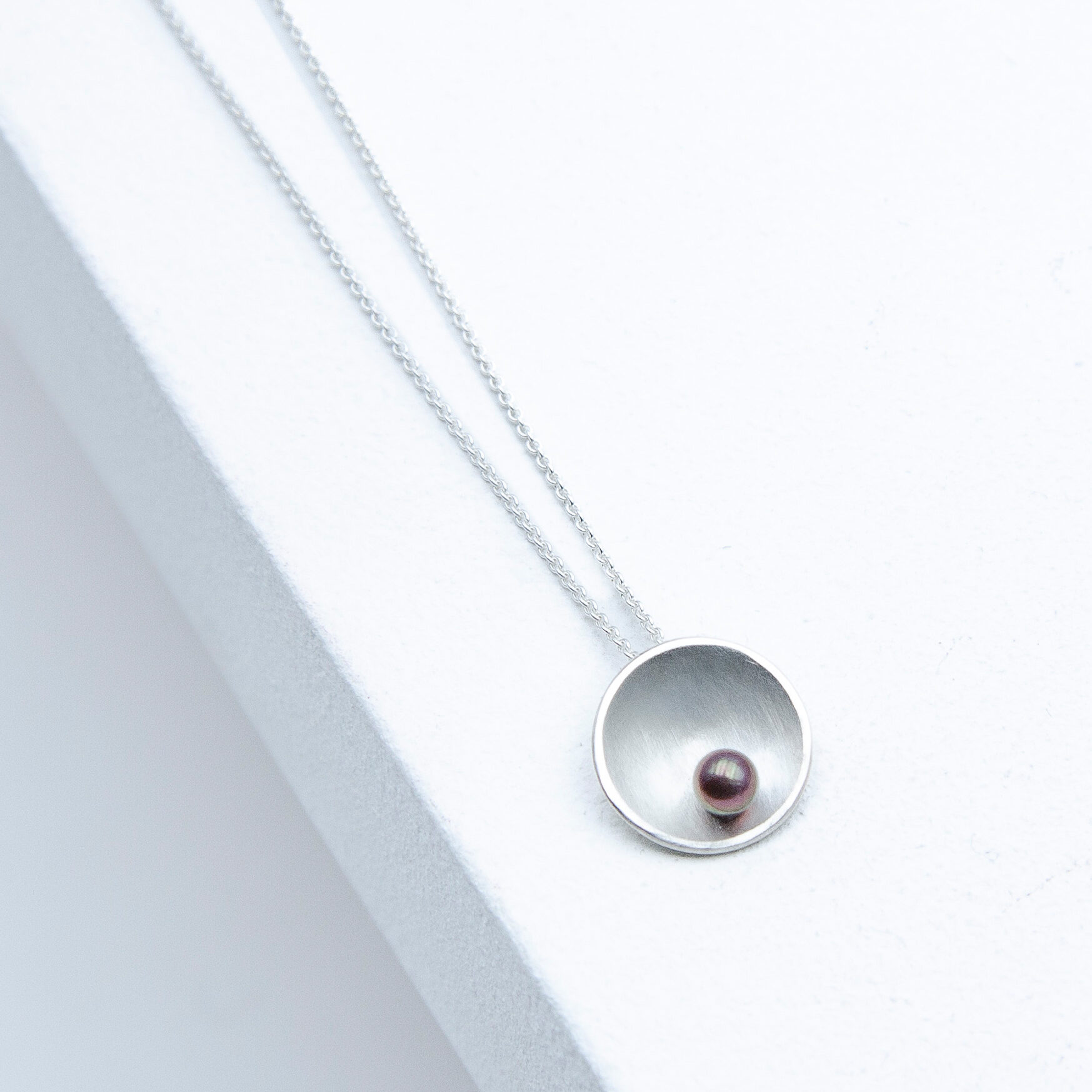 Kette Shell Silber Akoya aus 925er Silber mit schwarzer Akoya-Perle, runder mattierter Anhänger, 10 mm Durchmesser