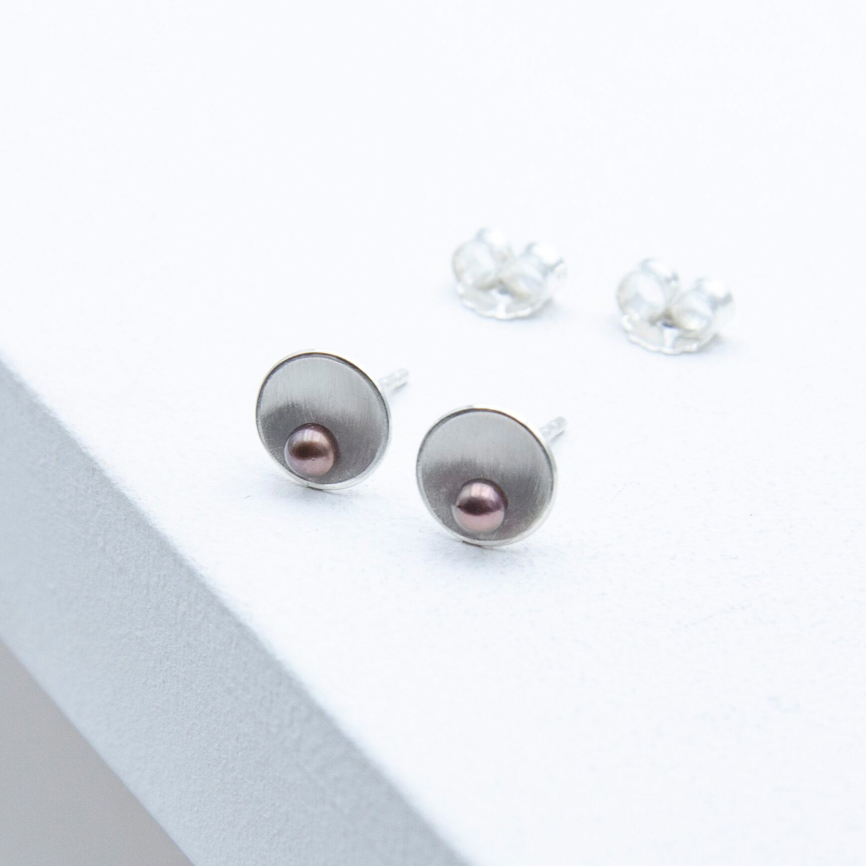 Shell Silber Ohrringe– aus 925er Silber mit schwarzen Akoya Perlen