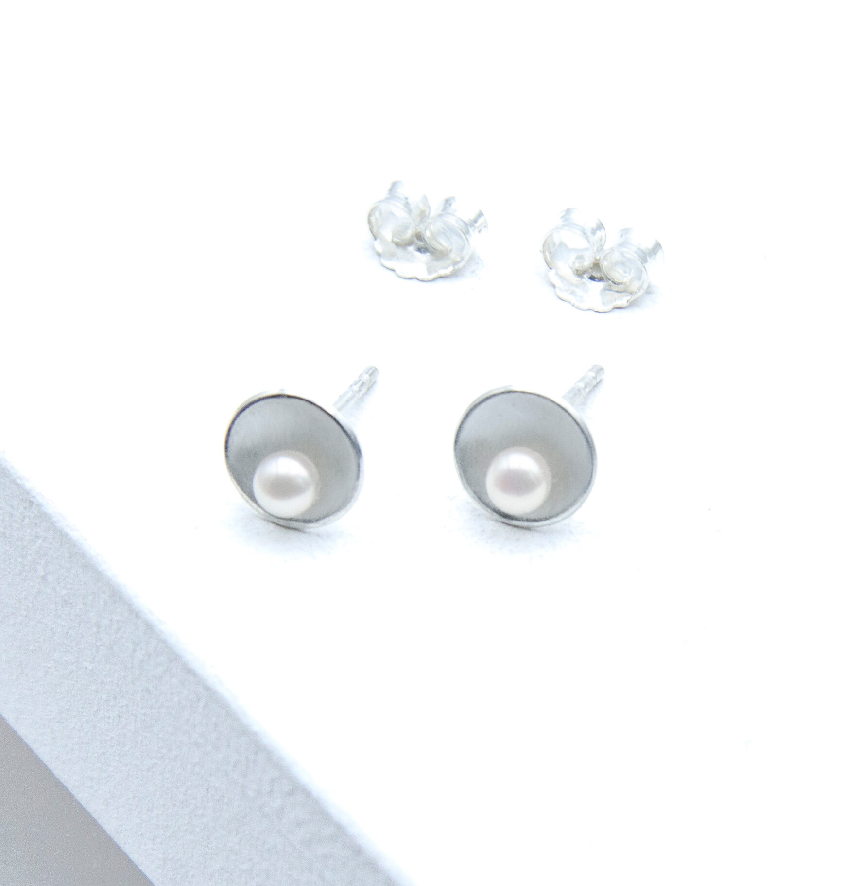 Shell Silber Ohrringe– aus 925er Silber mit weißen Akoya Perlen