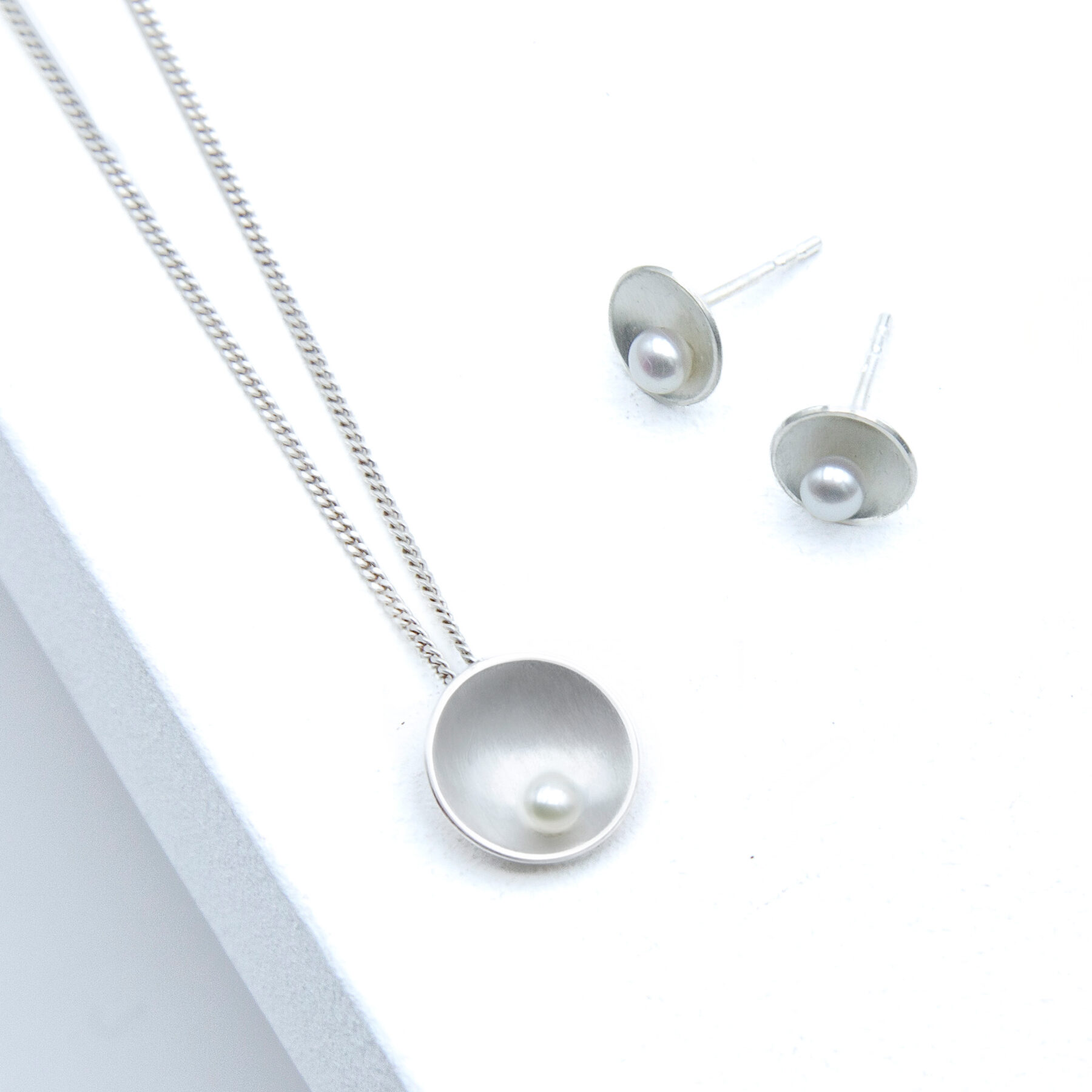 Shell Silber Schmuckset – Kette und passende Ohrringe aus 925er Silber mit weißen Süßwasserperlen