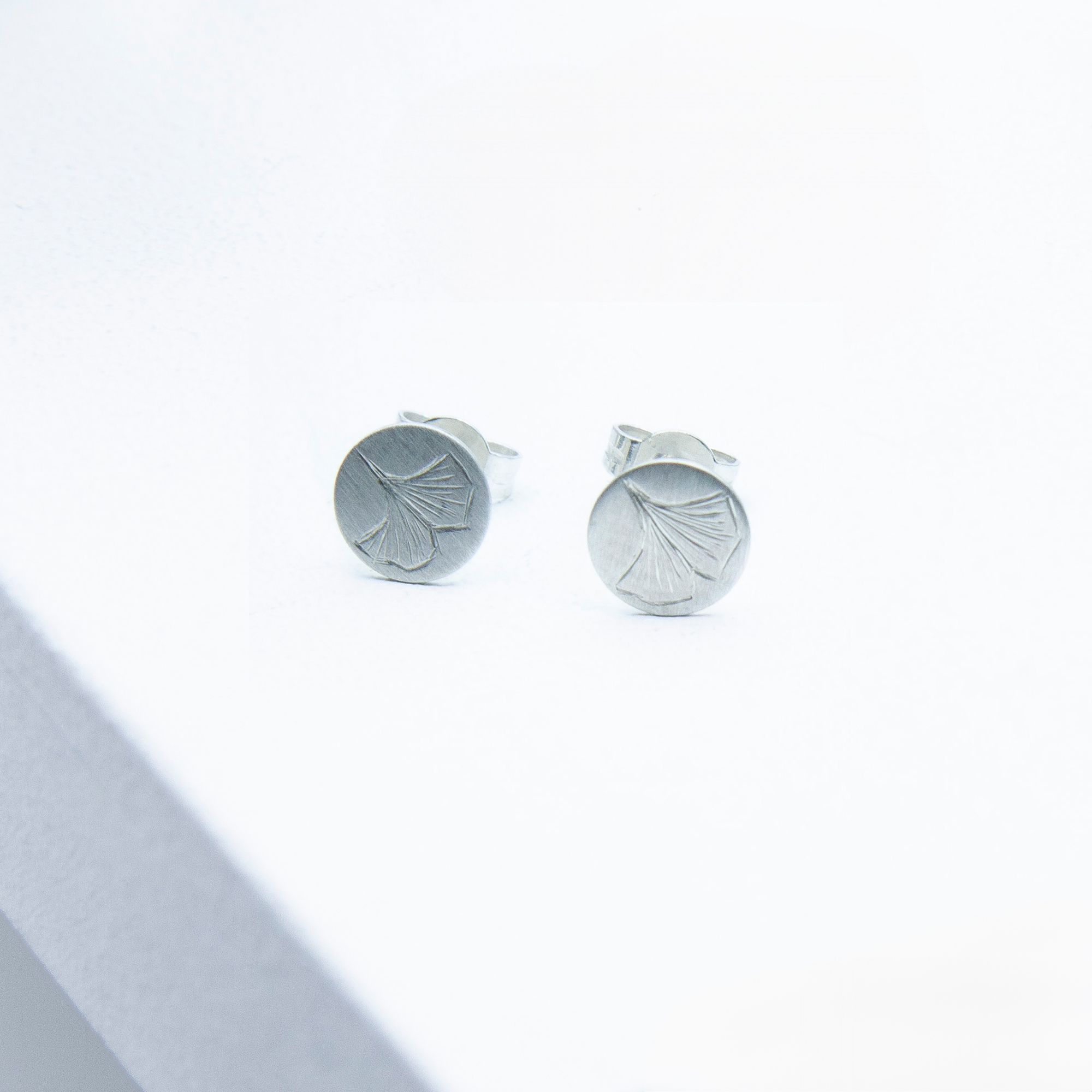 Silber Ohrringe mit handgraviertem Ginkgo-Blatt – Studio4L Fine Jewelry, personalisierbare Schmuckstücke