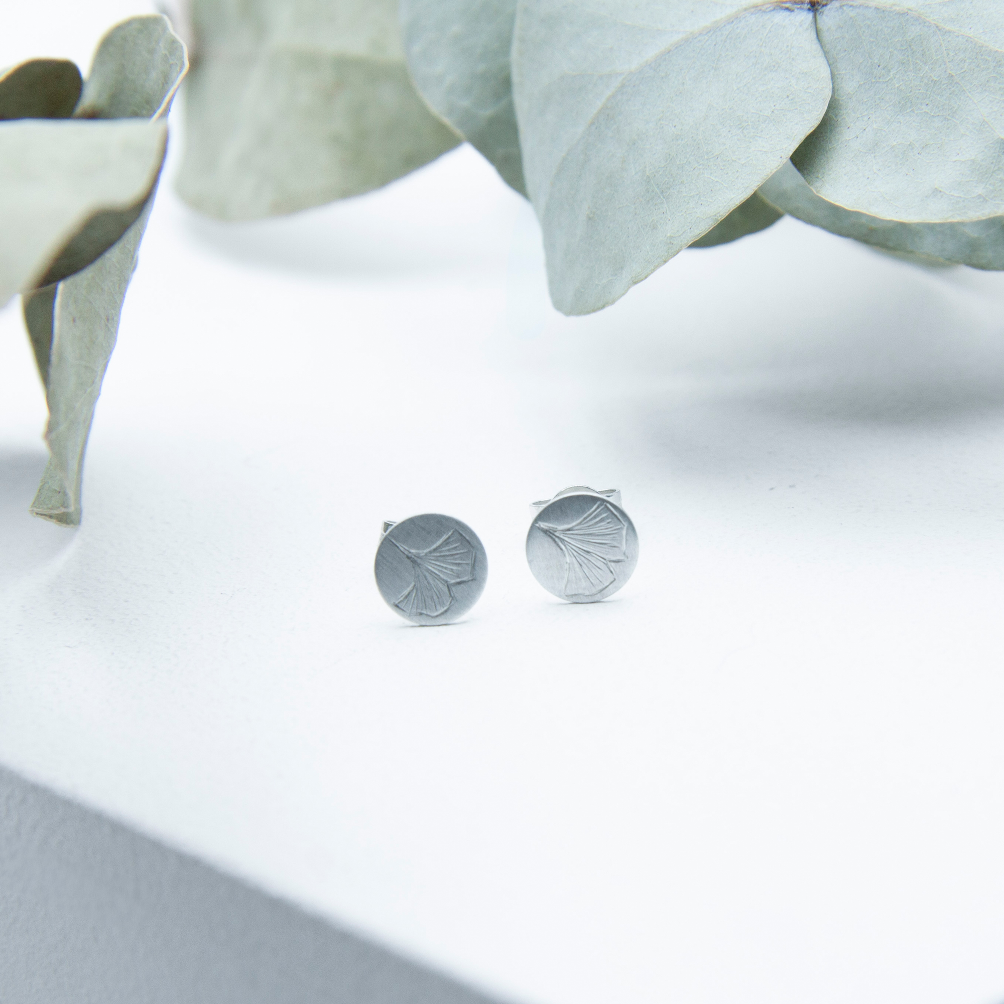 Handgravierte Ohrringe aus Silber mit Ginkgo-Motiv – feiner Silberschmuck von Studio4L, handgefertigt und personalisierbar.